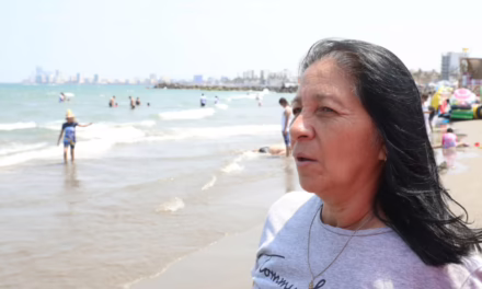 Prestadores de servicios y turistas invitan a disfrutar playas limpias de Veracruz