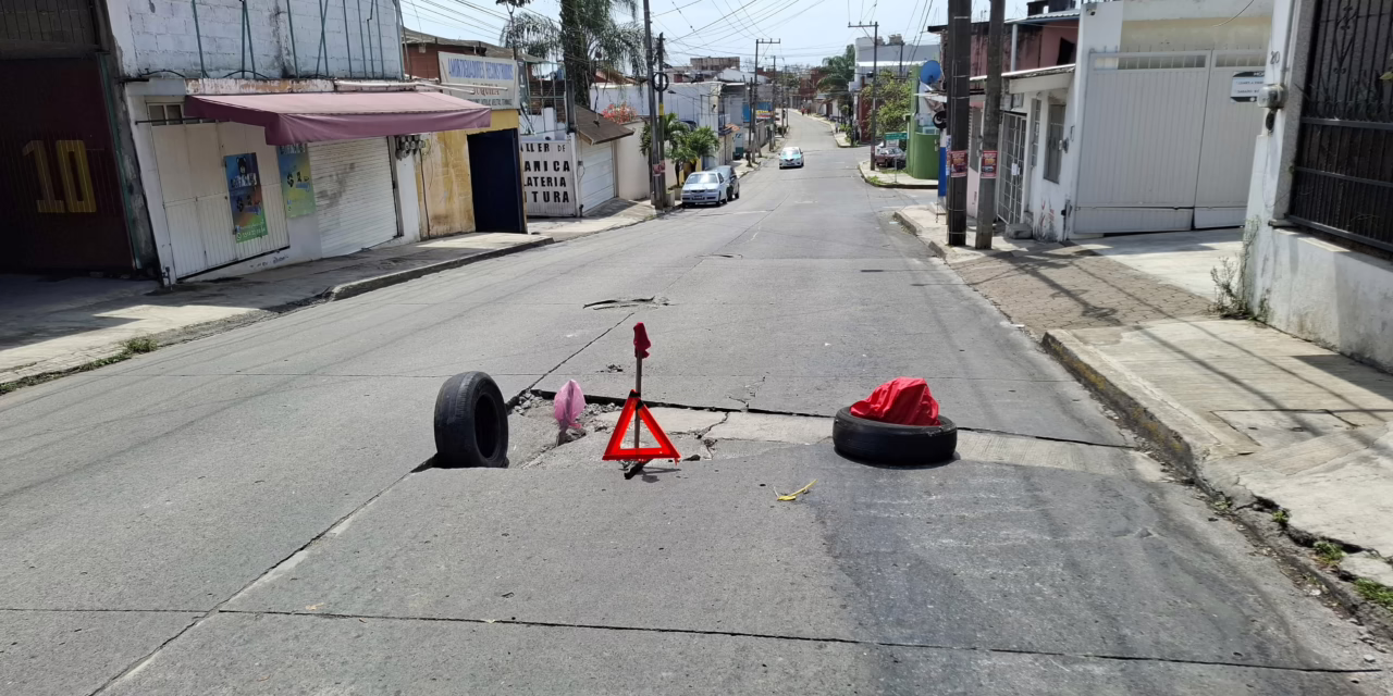 Socavón en la colonia Constituyentes amenaza con colapsar; vecinos urgen intervención