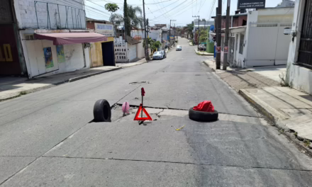 Socavón en la colonia Constituyentes amenaza con colapsar; vecinos urgen intervención