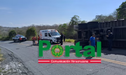 Vuelca tráiler en la carretera Tamarindo-Veracruz; cuerpos de emergencia se movilizan