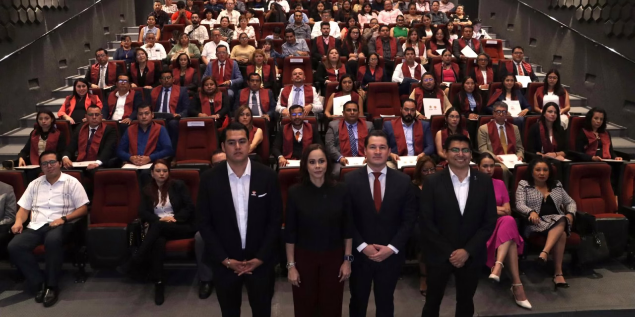 Egresados del Consorcio Clavijero reciben Actas de Recepción Profesional y de Grado