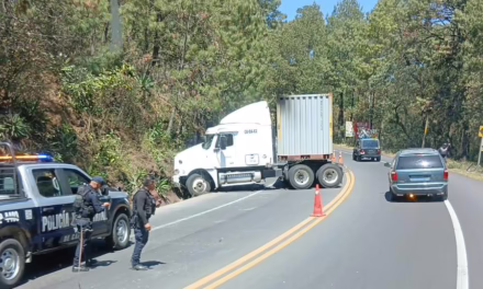 Percance vial en la Xalapa-Perote: Tráiler obstruye la circulación a la altura de Toxtlacoaya