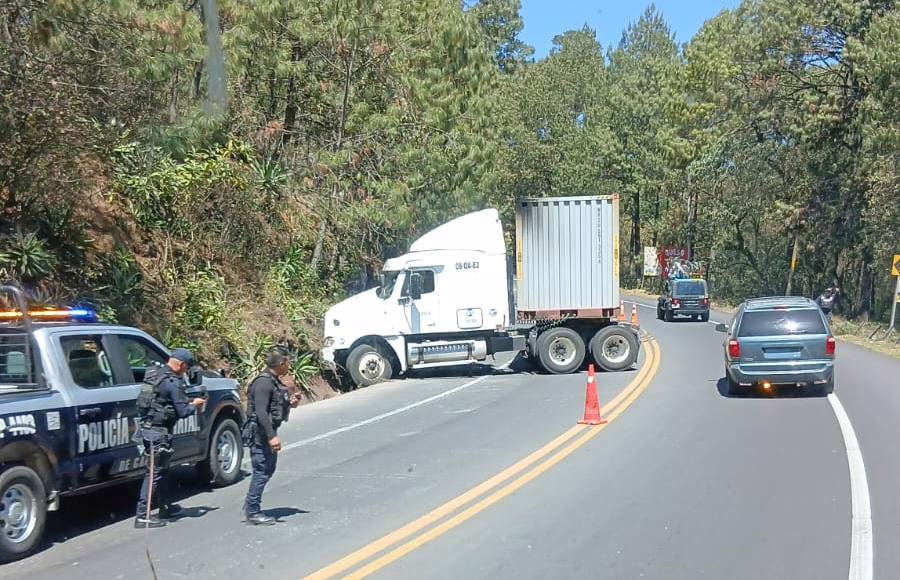 Percance vial en la Xalapa-Perote: Tráiler obstruye la circulación a la altura de Toxtlacoaya