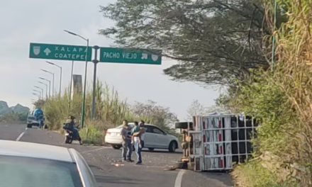 Volcadura en el Libramiento de Coatepec moviliza a cuerpos de emergencia