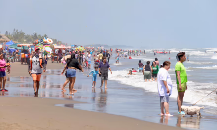 “Está muy limpia, muy bonito y con ambiente familiar”: turistas invitan a visitar playas de Tecolutla