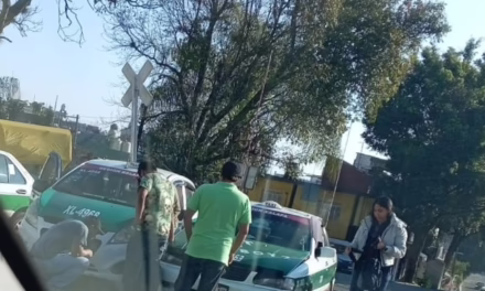 Chocan dos taxis en la Avenida Chedraui Caram