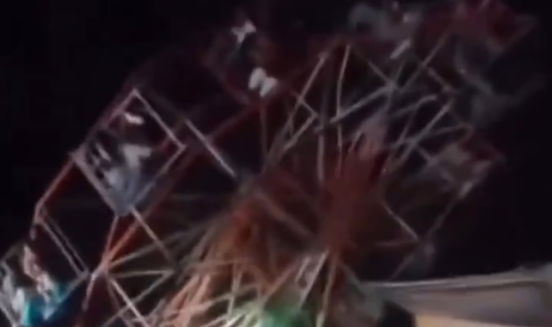 VIDEO:TERROR EN PARQUE DE DIVERSIONES, SE CAE RUEDA DE LA FORTUNA EN LA INDIA