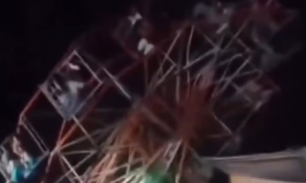 VIDEO:TERROR EN PARQUE DE DIVERSIONES, SE CAE RUEDA DE LA FORTUNA EN LA INDIA