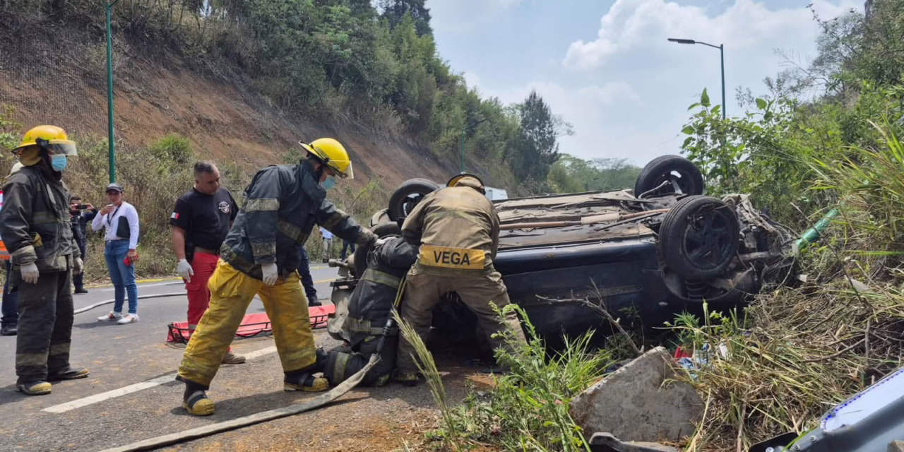 Trágico Sábado de Gloria: Fallece una persona tras aparatosa volcadura en el libramiento Xalapa-Coatepec