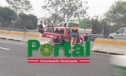 Accidente en la Xalapa-Veracruz: Tsuru impacta conta muro de  contención, a la altura de la desviación a Rinconada