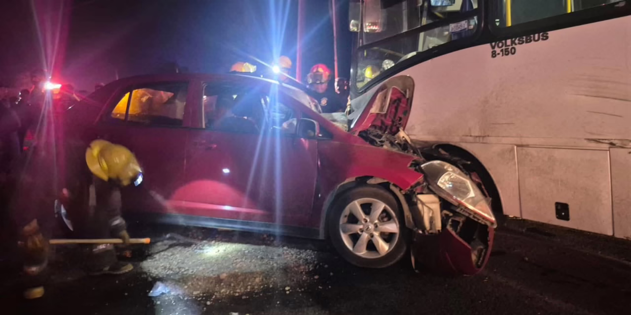Choque entre particular y autobús moviliza a cuerpos de emergencia en la Tuzamapan-Jalcomulco