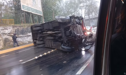 Volcadura de autobús en la avenida Lázaro Cárdenas y Murillo Vidal