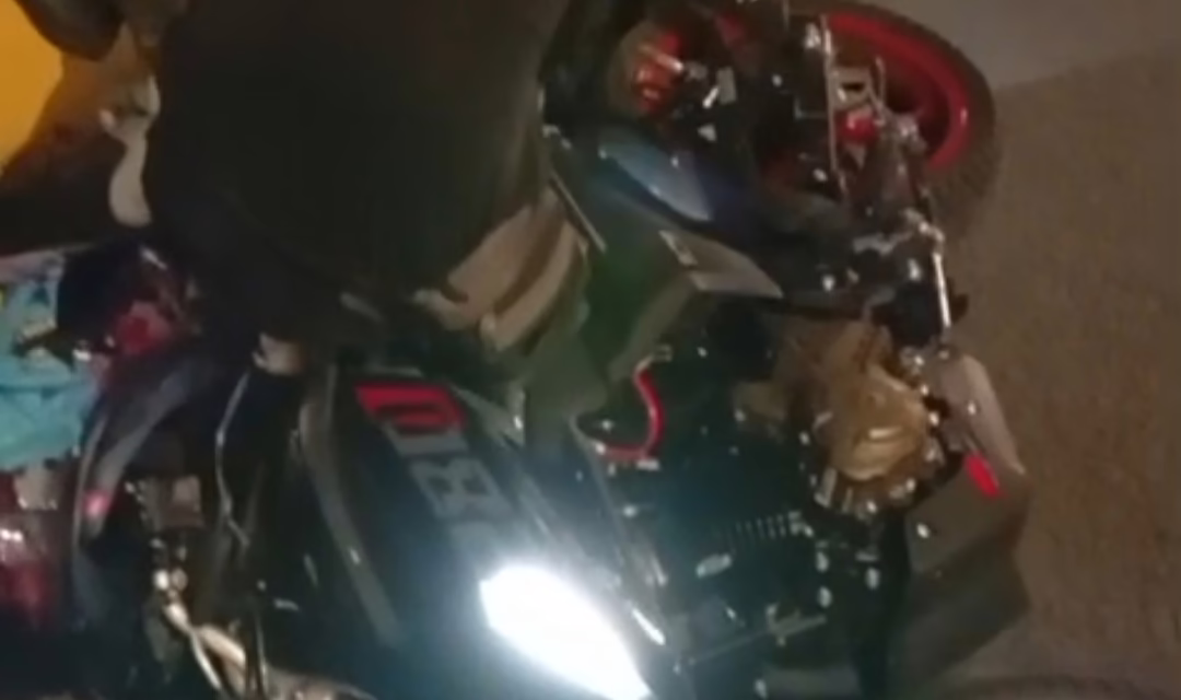 Accidente nocturno en la Lázaro Cárdenas: Motociclista herido tras derrapar cerca del Puente Bicentenario