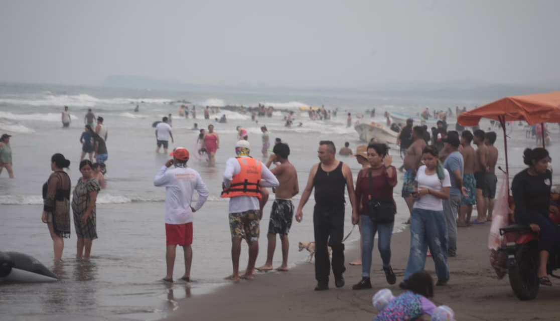 Playas limpias, ambiente familiar y mucha diversión: visitantes recomiendan Chachalacas