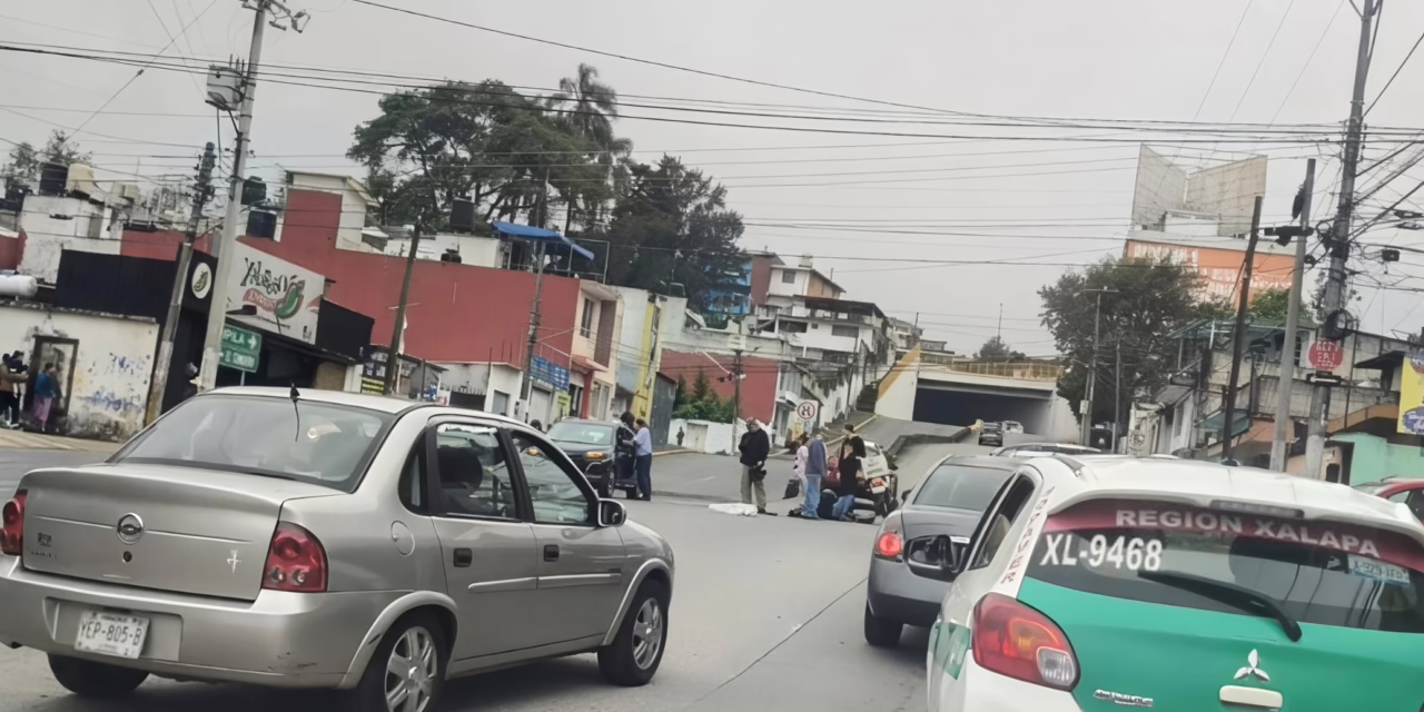 Motociclista lesionado en la zona de Jardínes de Xalapa