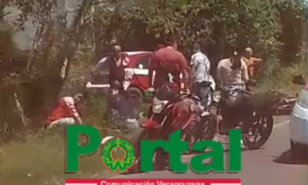 Percance vial en la carretera Cardel-Chachalacas deja a motociclista lesionado