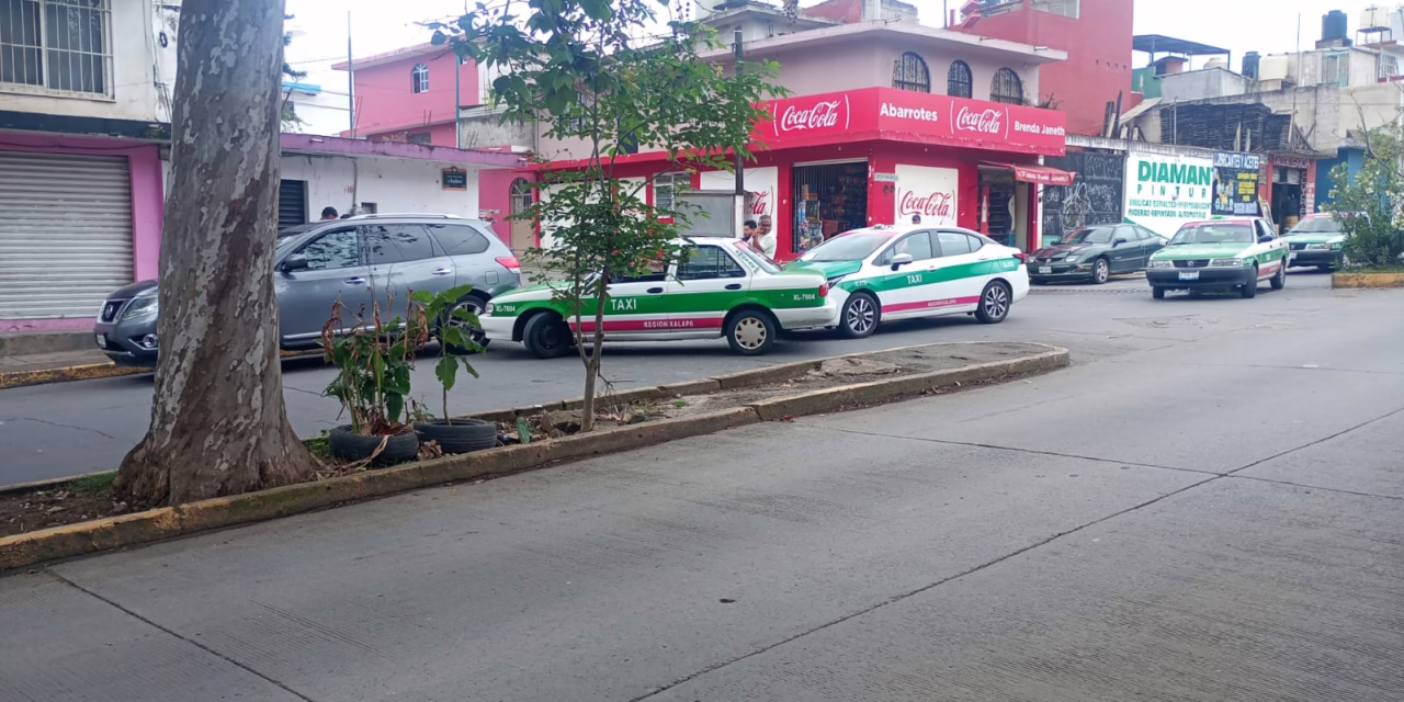 Chocan dos taxis y una camioneta en la colonia Campo de Tiro