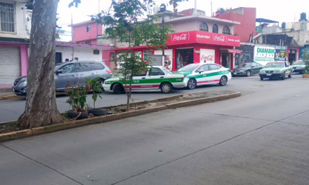 Chocan dos taxis y una camioneta en la colonia Campo de Tiro