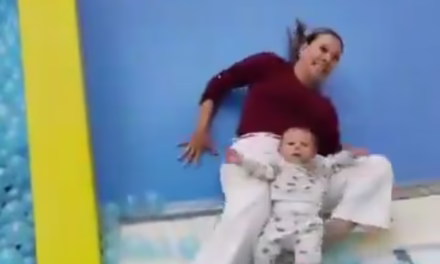 Video: Se subió con Bebé a juego infantil y resulta con triple fractura en centro comercial  