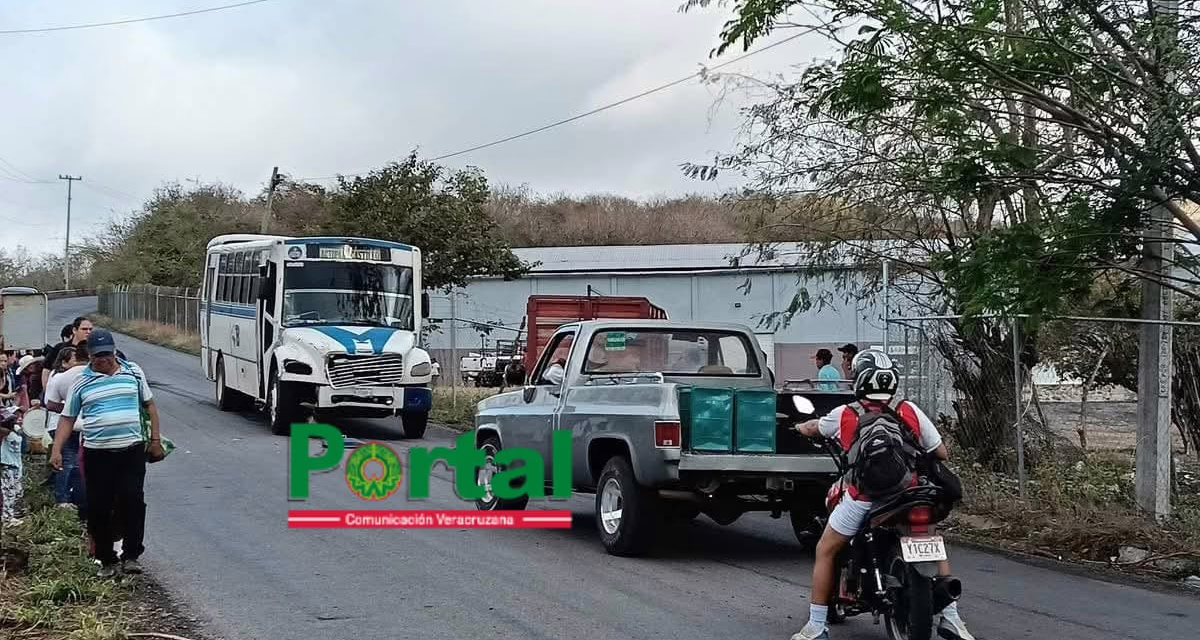 Choque entre autobús de pasajeros y camioneta en la vía Xalapa-Actopan