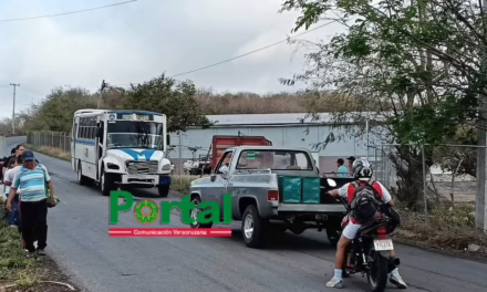 Choque entre autobús de pasajeros y camioneta en la vía Xalapa-Actopan