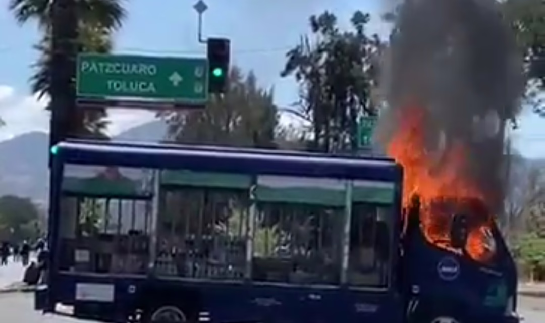 Comuneros incendian camión de Jumex en Morelia