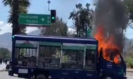 Comuneros incendian camión de Jumex en Morelia