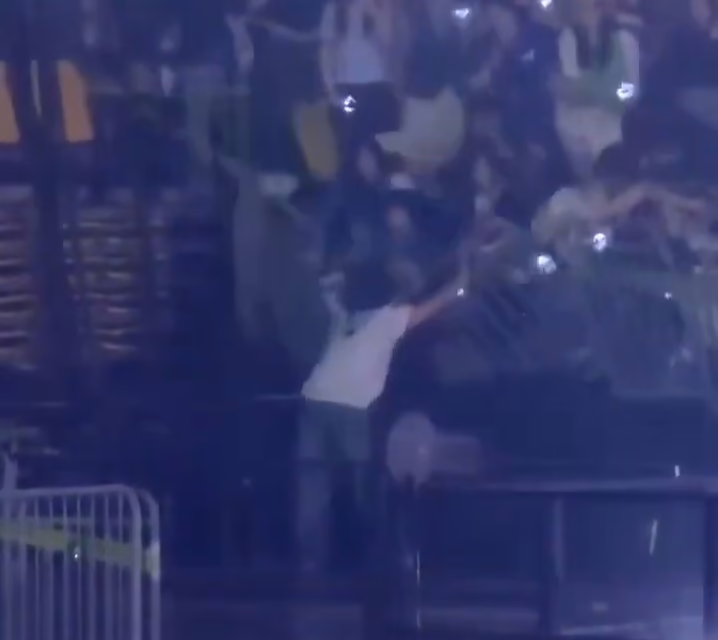 Vídeo:Captan momento exacto en que fans caen de las gradas en pleno concierto en Seúl