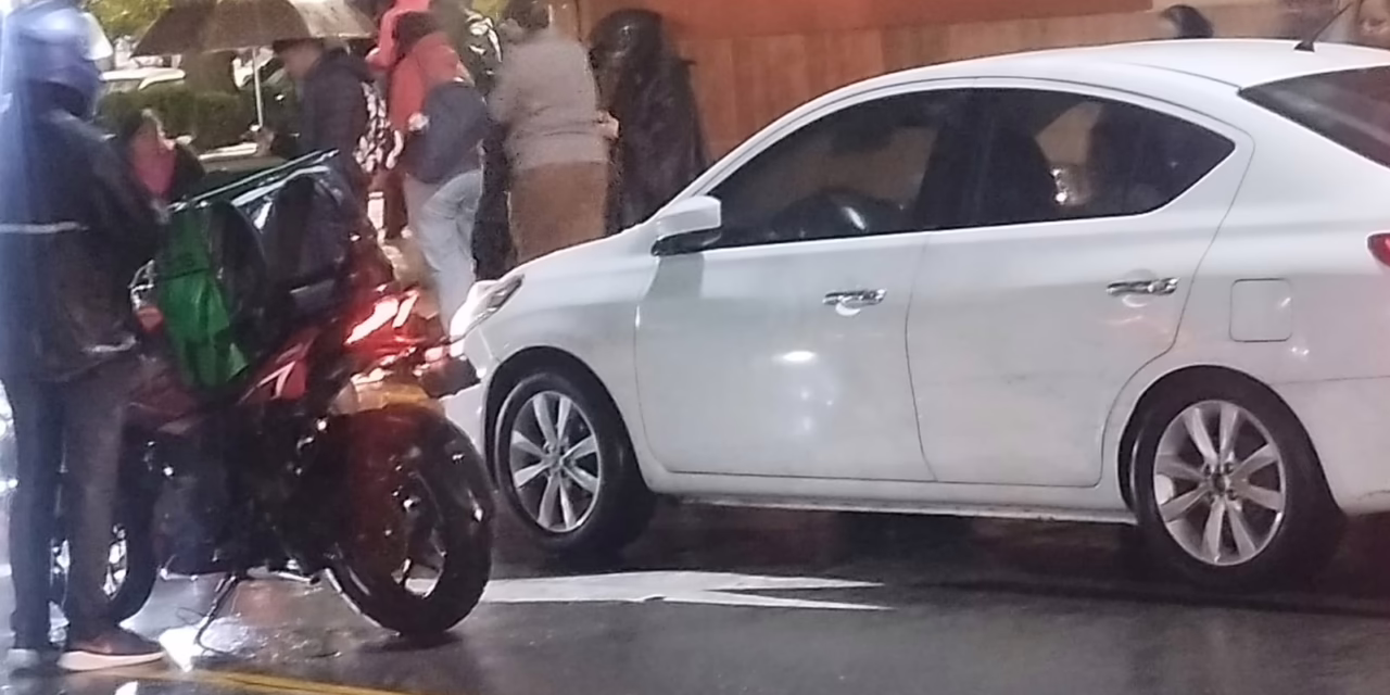 Conductora arrolla a motociclistas en El Dique