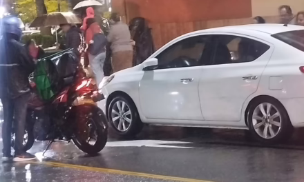 Conductora arrolla a motociclistas en El Dique