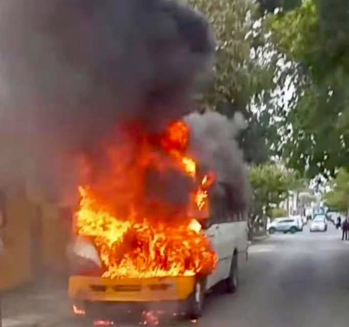 Video: Se incendia camión urbano en Veracruz; pasajeros logran salir a tiempo