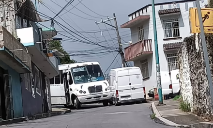 Bloqueo vial en la colonia Jaramillo tras choque entre camión y camioneta
