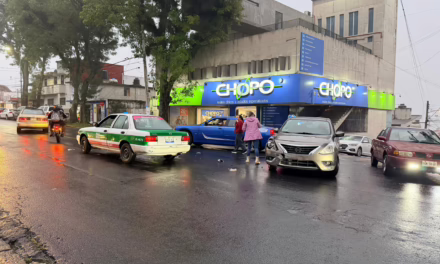 Percance vial en la Av. Miguel Alemán complica la circulación esta tarde