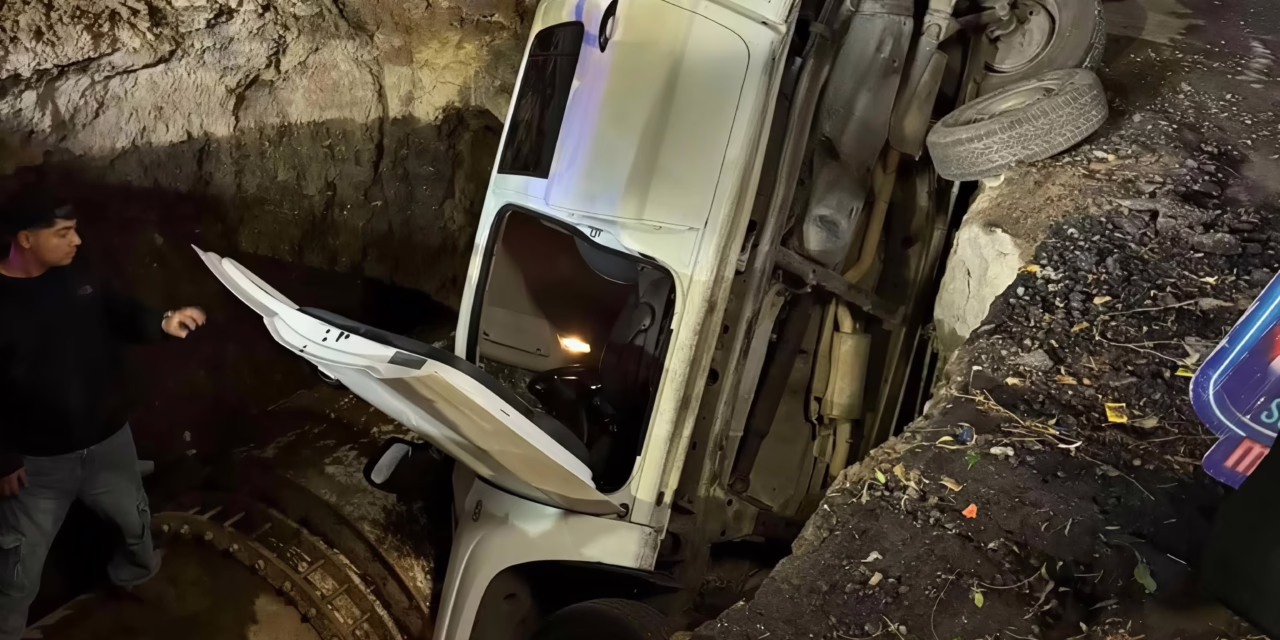 Conductor ebrio termina en una zanja de 5 metros en la CDMX