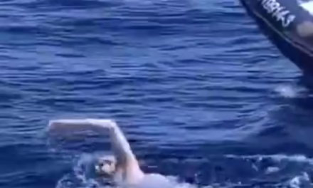 Nadador mexicano David Olvera rompe record, nadó en mar abierto más de 80 kilómetros al cruzar de Cozumel a Cancún