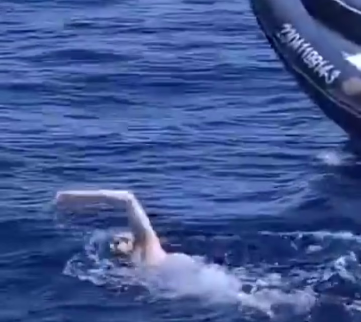 Nadador mexicano David Olvera rompe record, nadó en mar abierto más de 80 kilómetros al cruzar de Cozumel a Cancún