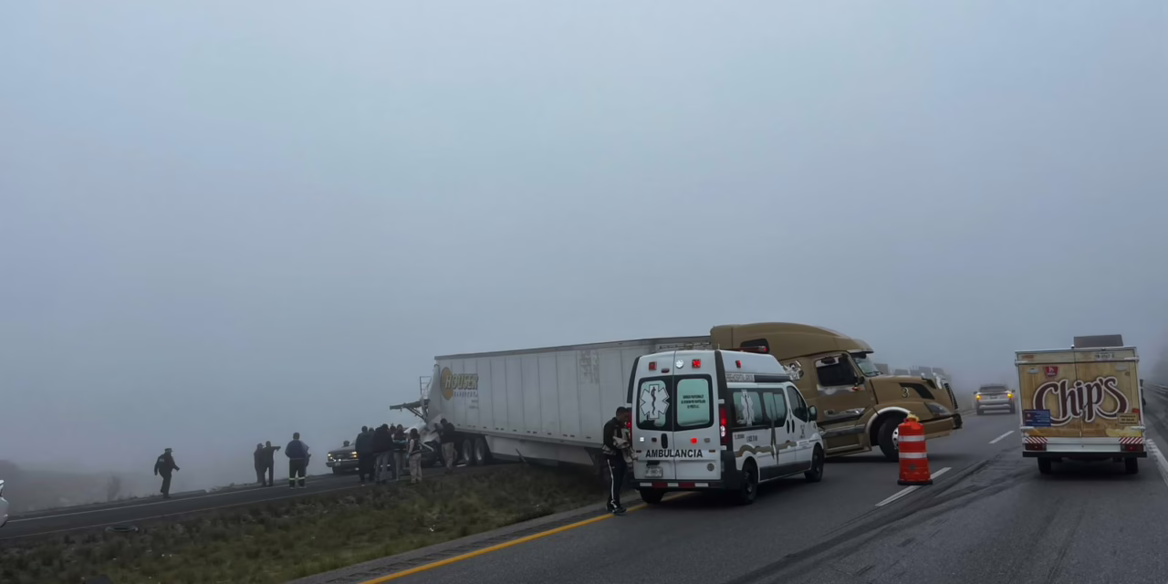 Choca tractocamión y tráiler en el Libramiento de Perote, tomen sus precauciones