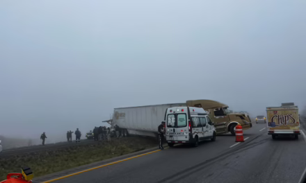 Choca tractocamión y tráiler en el Libramiento de Perote, tomen sus precauciones