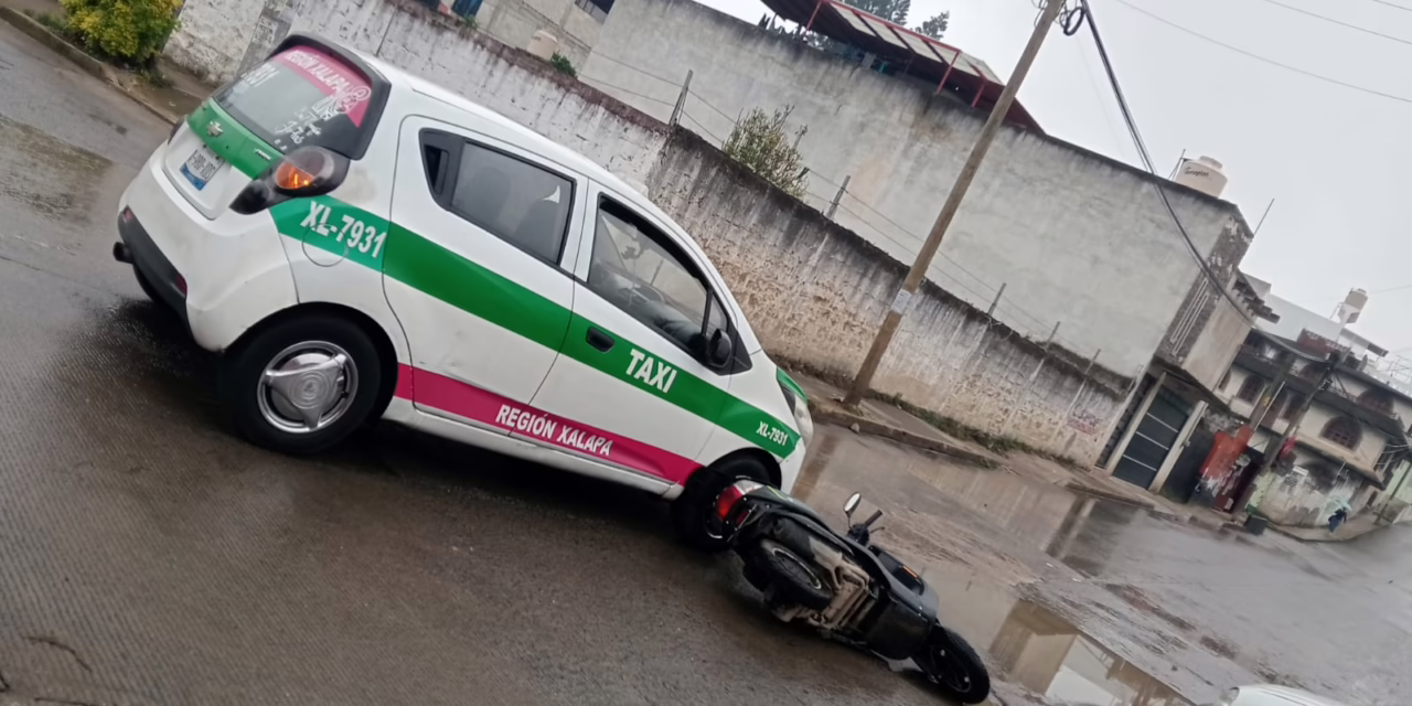 Choque entre taxi y motocicleta en la colonia Revolución