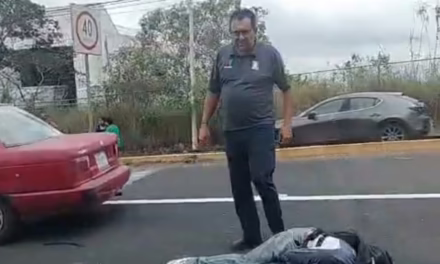 Accidente en la Xalapa-Veracruz: Tsuru y motociclista colisionan a la altura de El Lencero