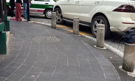 Percance vial en el corazón de Xalapa: Taxi y Mercedes-Benz colisionan en la calle Zaragoza