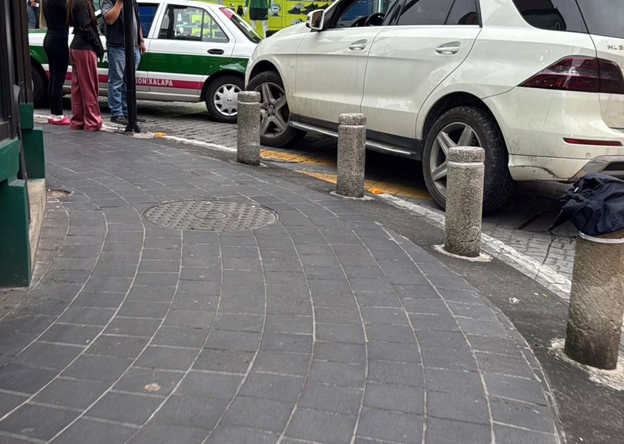 Percance vial en el corazón de Xalapa: Taxi y Mercedes-Benz colisionan en la calle Zaragoza