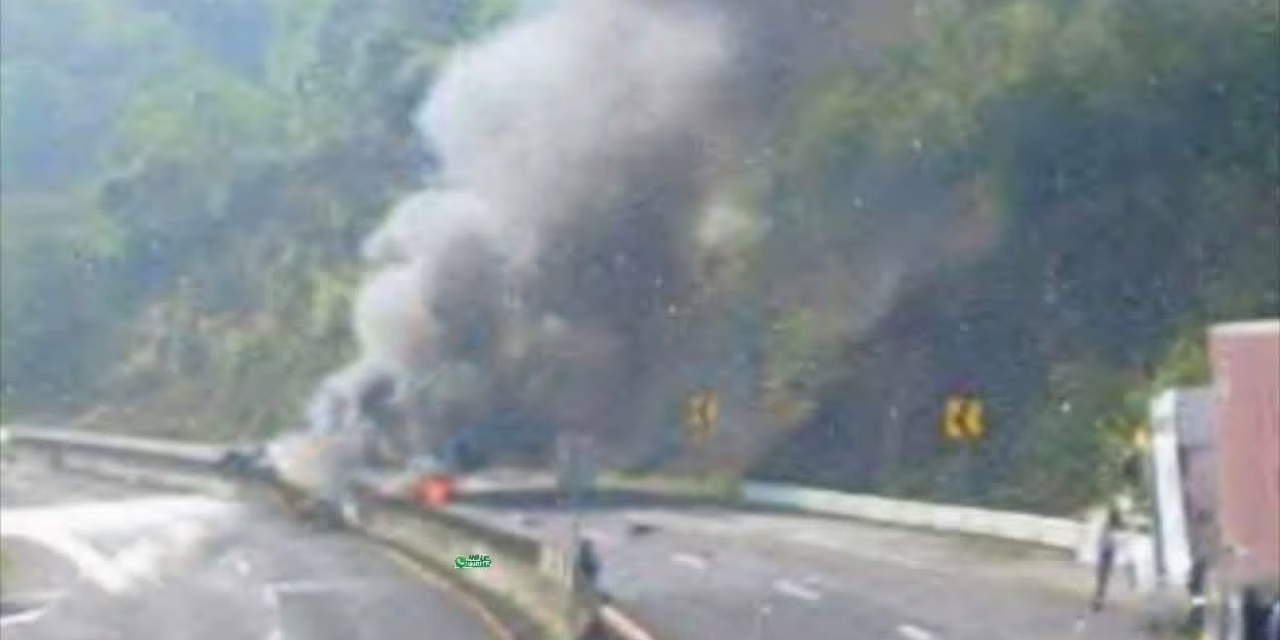 Se incendia tractocamión en el libramiento de Xalapa, operador falleció