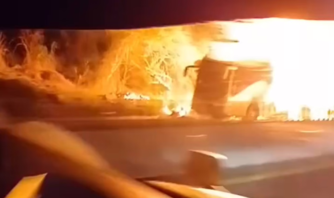 ¡De milagro! Pasajeros logran escapar de autobús incendiado en la Veracruz–Córdoba
