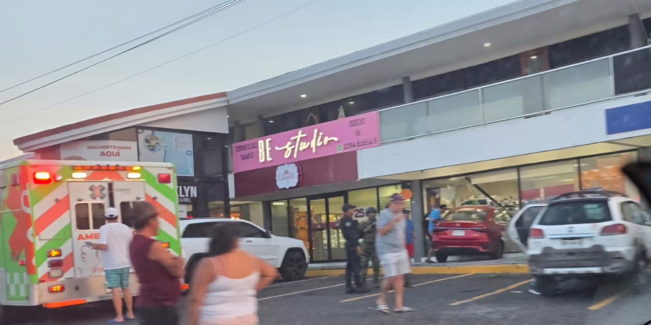Adulta mayor irrumpe con su vehículo en tienda de conveniencia en la Riviera Veracruzana