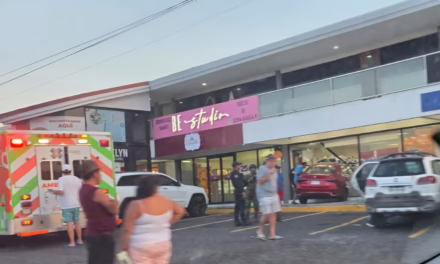 Adulta mayor irrumpe con su vehículo en tienda de conveniencia en la Riviera Veracruzana