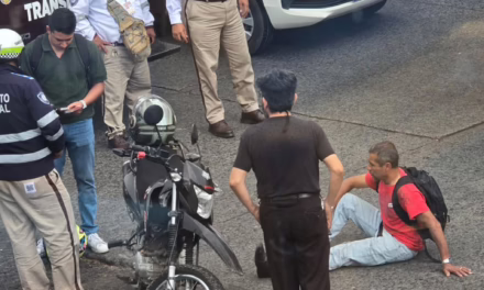 Choque de motociclistas a la altura del Teatro del Estado moviliza a cuerpos de emergencia