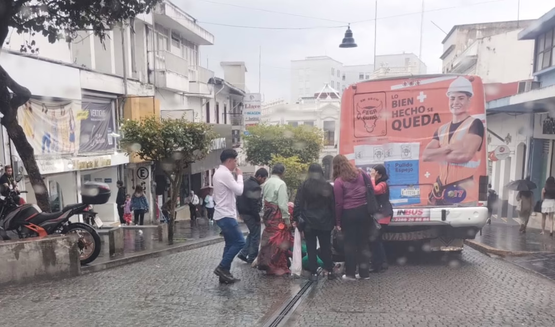 Pareja derrapa en motocicleta sobre la calle Lucio; reporte de una lesionada