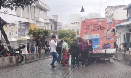 Pareja derrapa en motocicleta sobre la calle Lucio; reporte de una lesionada