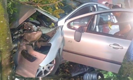 Aparatoso accidente en la Avenida Arco Sur deja dos lesionados